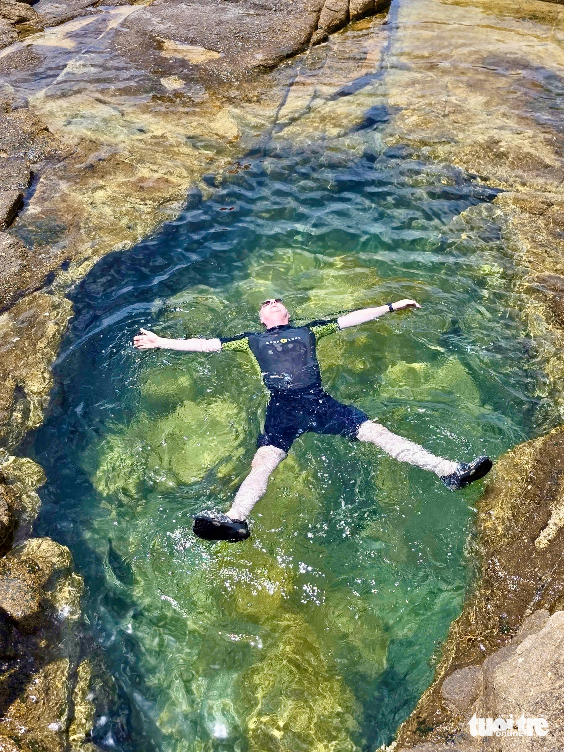 Natural ‘infinity pools’ draw visitors to remote Vietnamese island - Ảnh 5. Natural ‘infinity pools’ draw visitors to remote Vietnamese island - Ảnh 5.