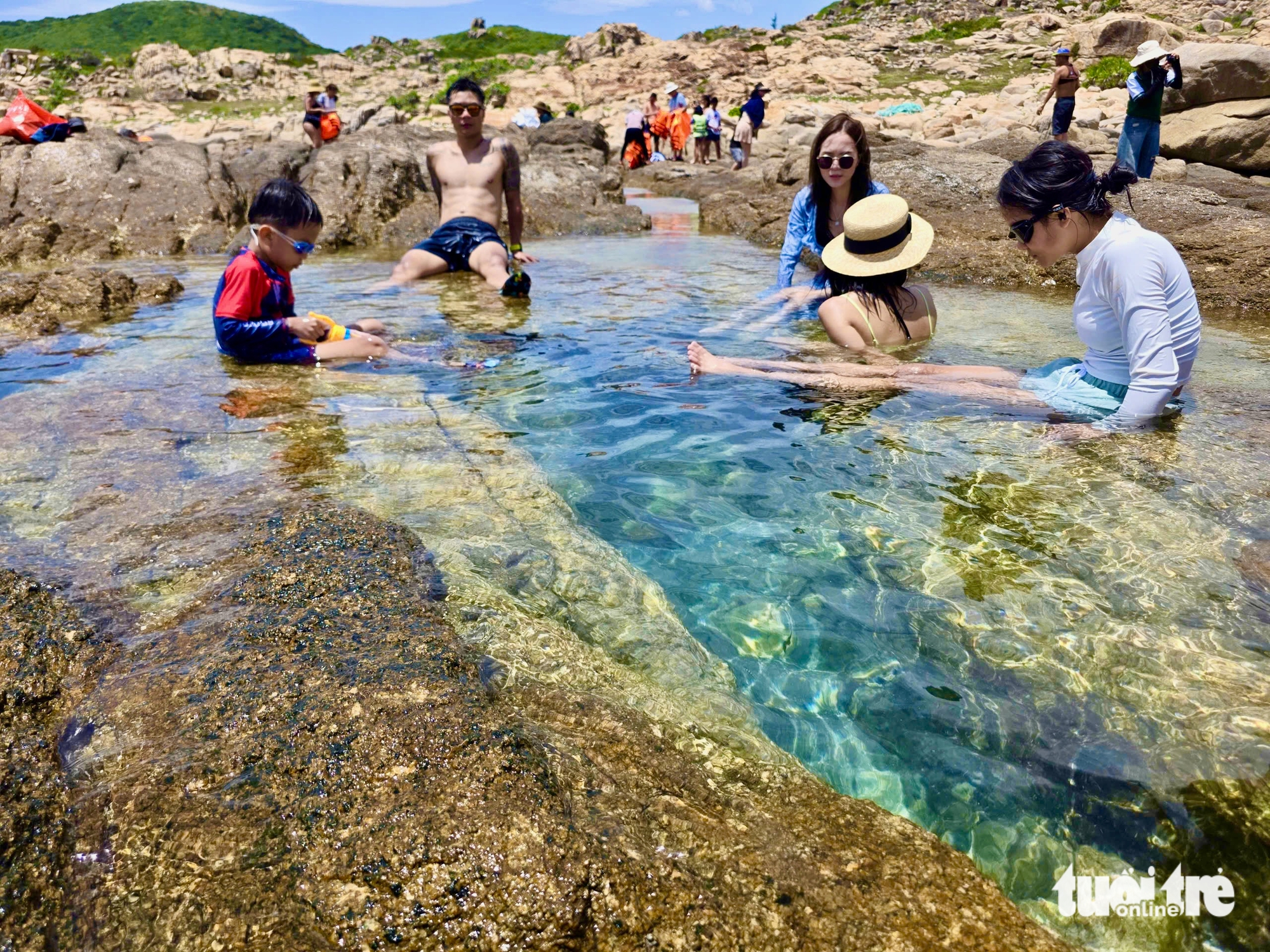 Natural ‘infinity pools’ draw visitors to remote Vietnamese island - Ảnh 2. Natural ‘infinity pools’ draw visitors to remote Vietnamese island - Ảnh 2.