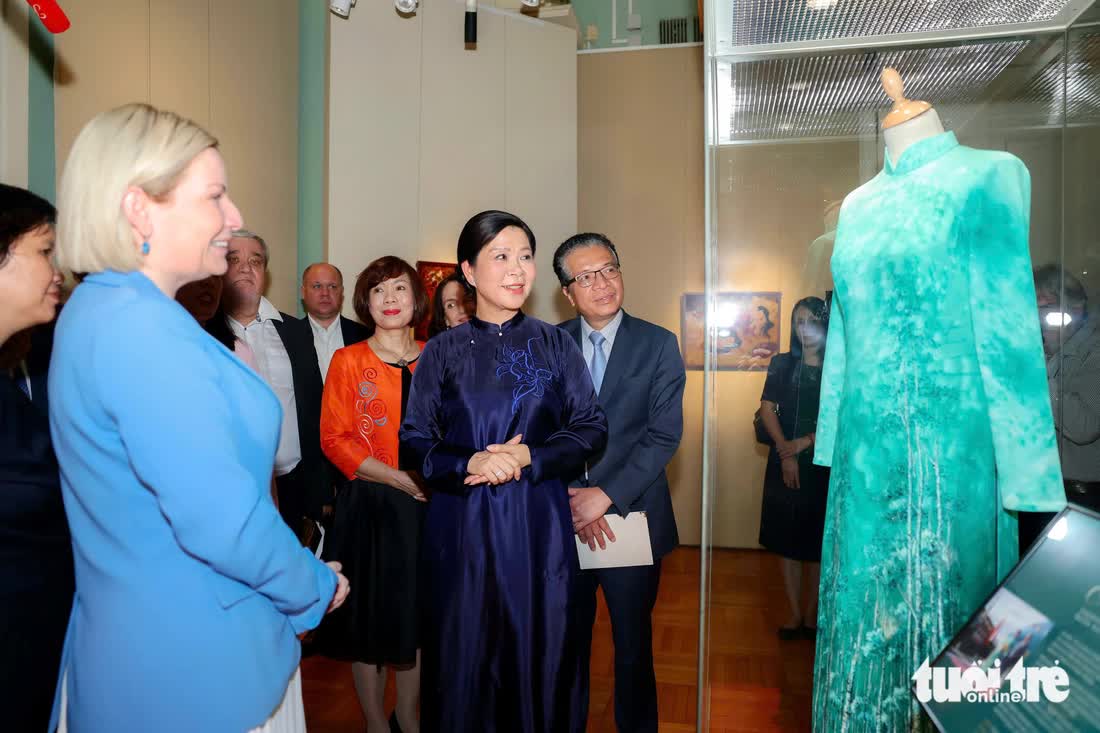 Vietnamese Party chief's spouse presents ‘ao dai,’ lacquer painting to Russian museum- Ảnh 1. Vietnamese Party chief's spouse presents ‘ao dai,’ lacquer painting to Russian museum- Ảnh 1.