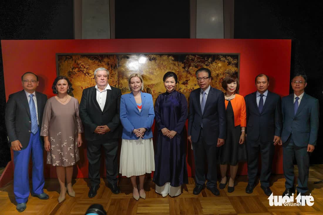 Vietnamese Party chief's spouse presents ‘ao dai,’ lacquer painting to Russian museum- Ảnh 4. Vietnamese Party chief's spouse presents ‘ao dai,’ lacquer painting to Russian museum- Ảnh 4.