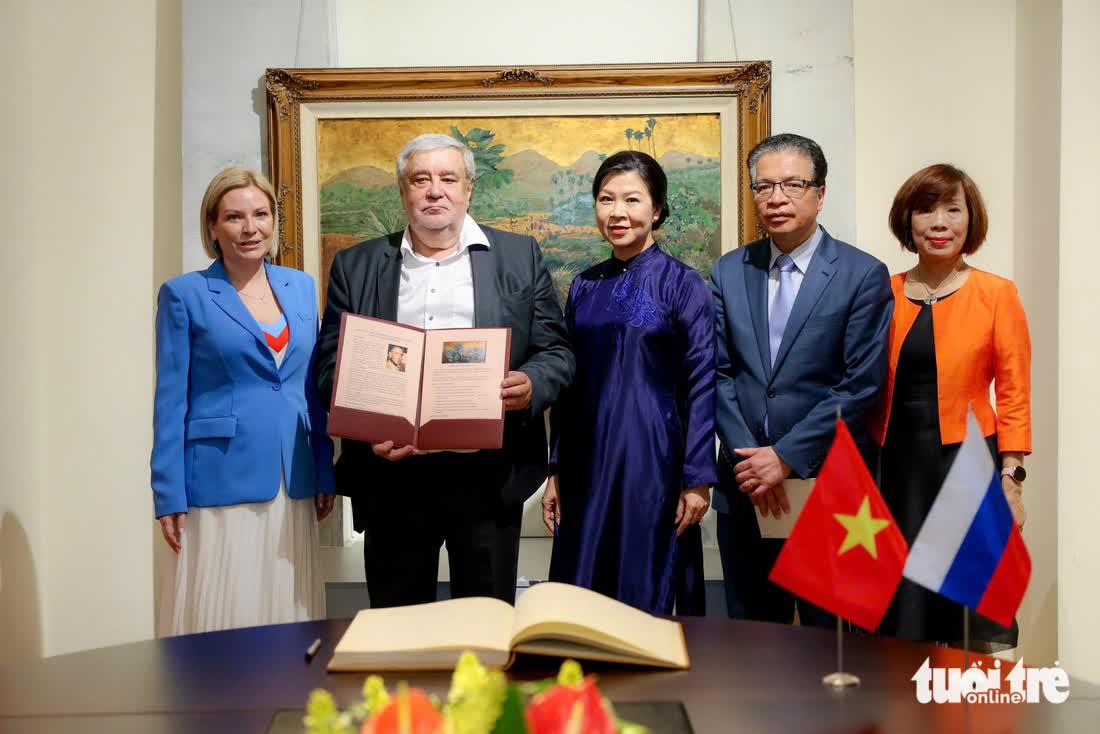 Vietnamese Party chief's spouse presents ‘ao dai,’ lacquer painting to Russian museum- Ảnh 7. Vietnamese Party chief's spouse presents ‘ao dai,’ lacquer painting to Russian museum- Ảnh 7.