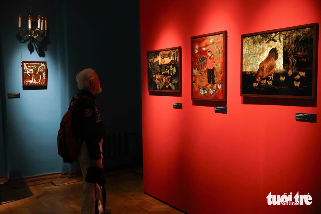 Vietnamese Party chief's spouse presents ‘ao dai,’ lacquer painting to Russian museum- Ảnh 12. Vietnamese Party chief's spouse presents ‘ao dai,’ lacquer painting to Russian museum- Ảnh 12.