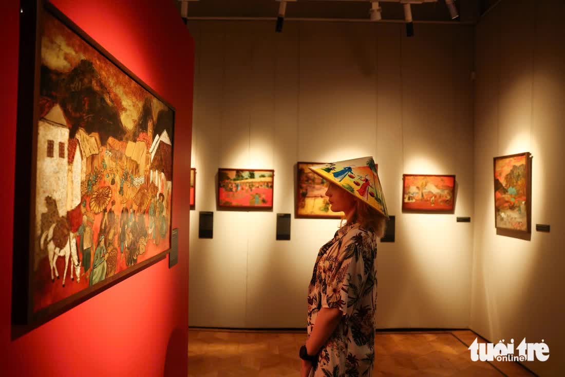 Vietnamese Party chief's spouse presents ‘ao dai,’ lacquer painting to Russian museum- Ảnh 14. Vietnamese Party chief's spouse presents ‘ao dai,’ lacquer painting to Russian museum- Ảnh 14.