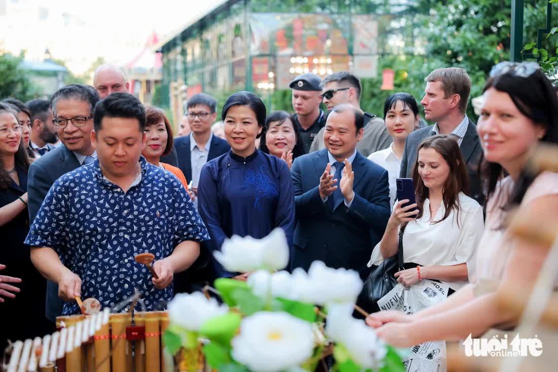 Vietnamese Party chief's spouse presents ‘ao dai,’ lacquer painting to Russian museum- Ảnh 17. Vietnamese Party chief's spouse presents ‘ao dai,’ lacquer painting to Russian museum- Ảnh 17.
