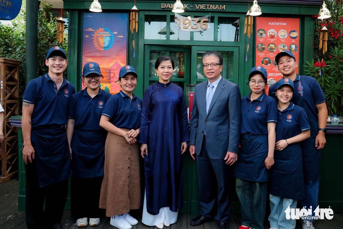 Vietnamese Party chief's spouse presents ‘ao dai,’ lacquer painting to Russian museum- Ảnh 18. Vietnamese Party chief's spouse presents ‘ao dai,’ lacquer painting to Russian museum- Ảnh 18.