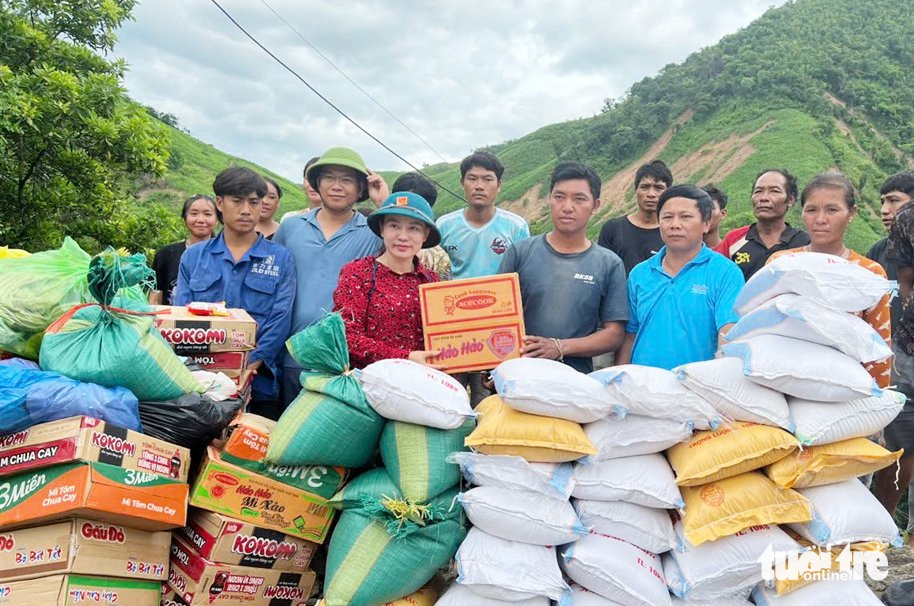 Dân Lào bị lũ cô lập, bơi qua sông cầu cứu được người Nghệ An sẻ chia hàng cứu trợ - Ảnh 2.