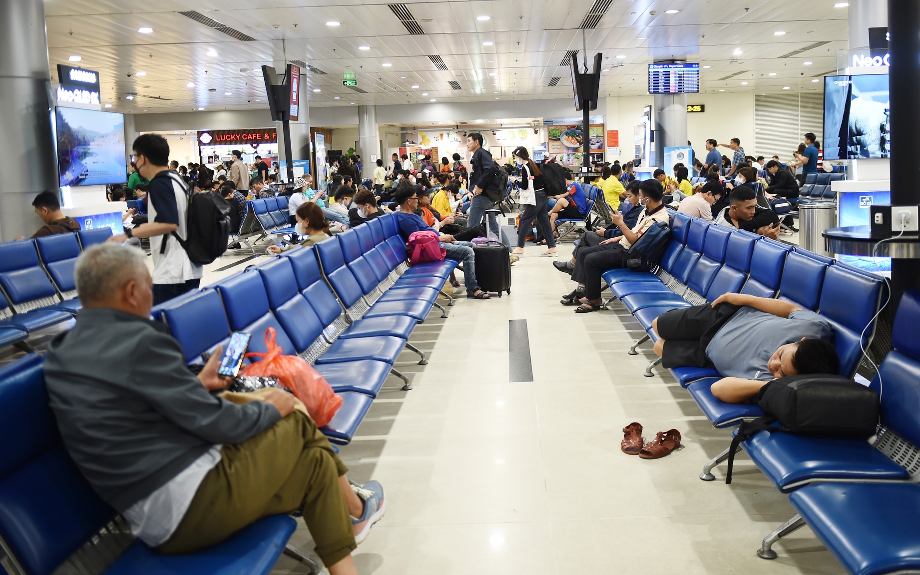 Readers divided over loud talk in public in Vietnam - Ảnh 3.
