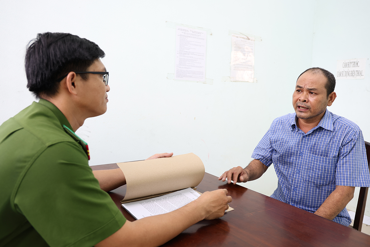 ‘Cò lúa’ lừa đảo hơn 5,7 tỉ đồng ra đầu thú - Ảnh 1.