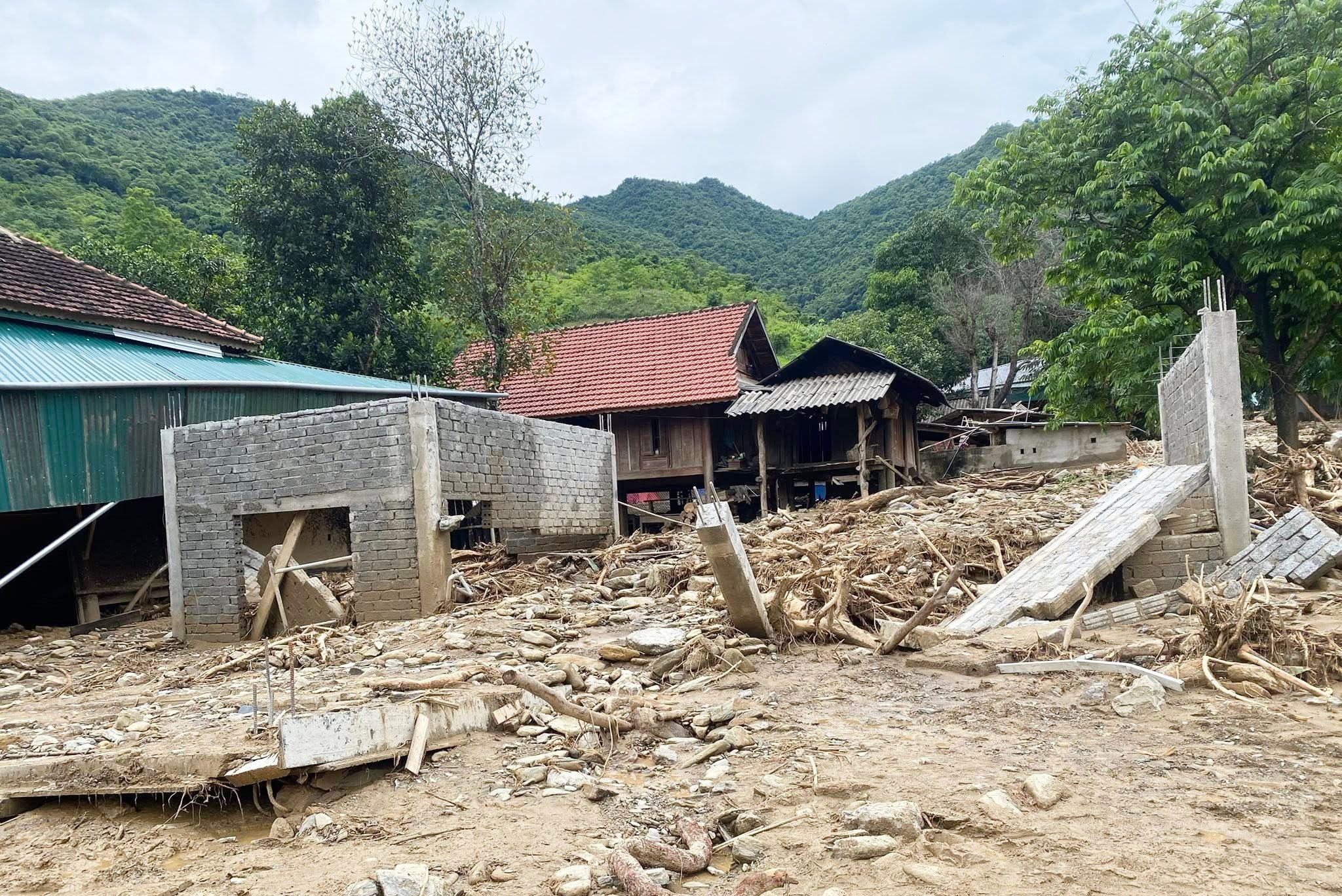 Dân Lào bị lũ cô lập, bơi qua sông cầu cứu được người Nghệ An sẻ chia hàng cứu trợ - Ảnh 6.