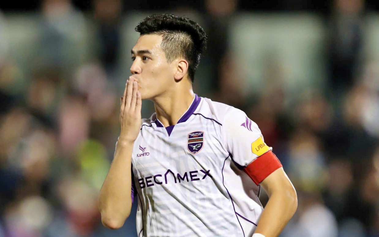 Video Tiến Linh bật cao đánh đầu như Ronaldo, ghi bàn cho CLB Công An TP.HCM - Ảnh 1.