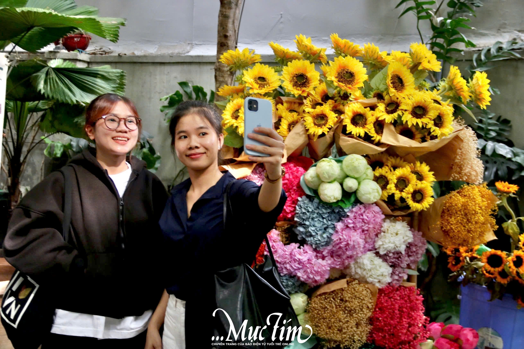 Giới trẻ TP.HCM đổ xô check-in những quán cà phê hot nhất tháng 8 - Ảnh 7.