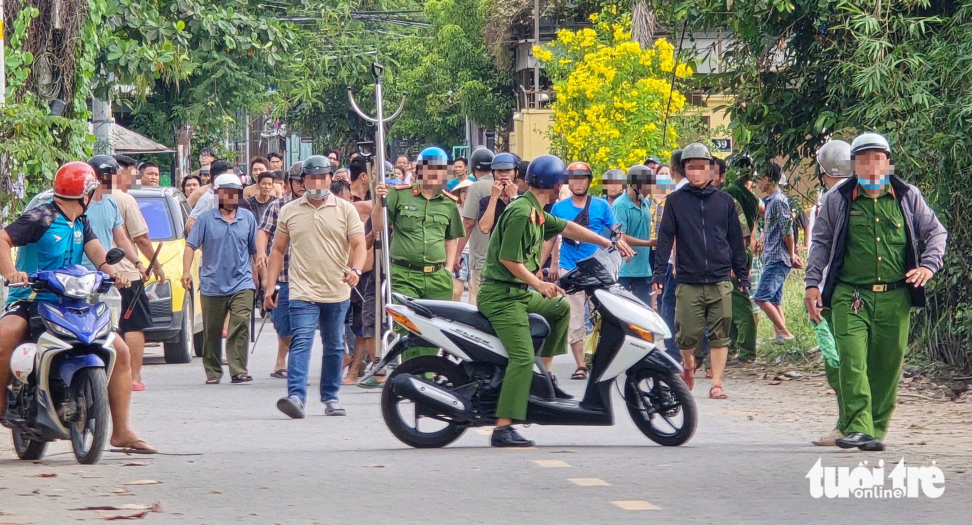 Cảnh sát khống chế người đàn ông cầm dao biểu hiện bất thường trên đường ở phường Hiệp Bình - Ảnh 2.