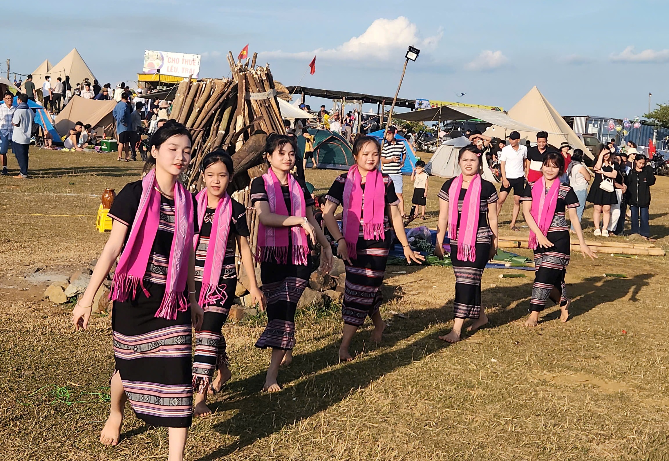 6.000 người chạm vào mây ở thảo nguyên Bùi Hui, Quảng Ngãi kỳ vọng du lịch cất cánh - Ảnh 4.