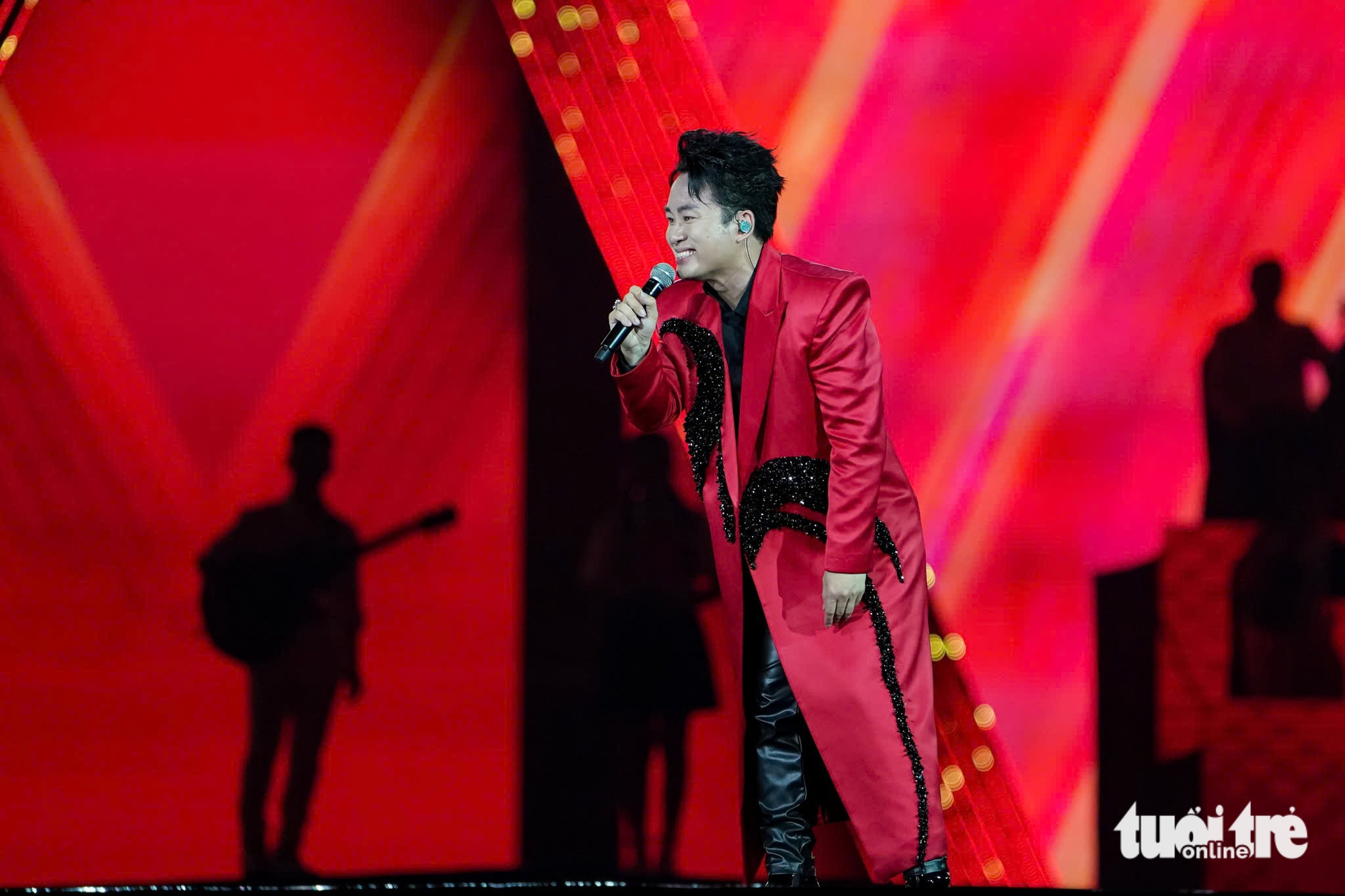 Nguyễn Văn Chung nói Tùng Dương hát Viết tiếp câu chuyện hòa bình 'có thể vỡ cả trái tim' - Ảnh 1.