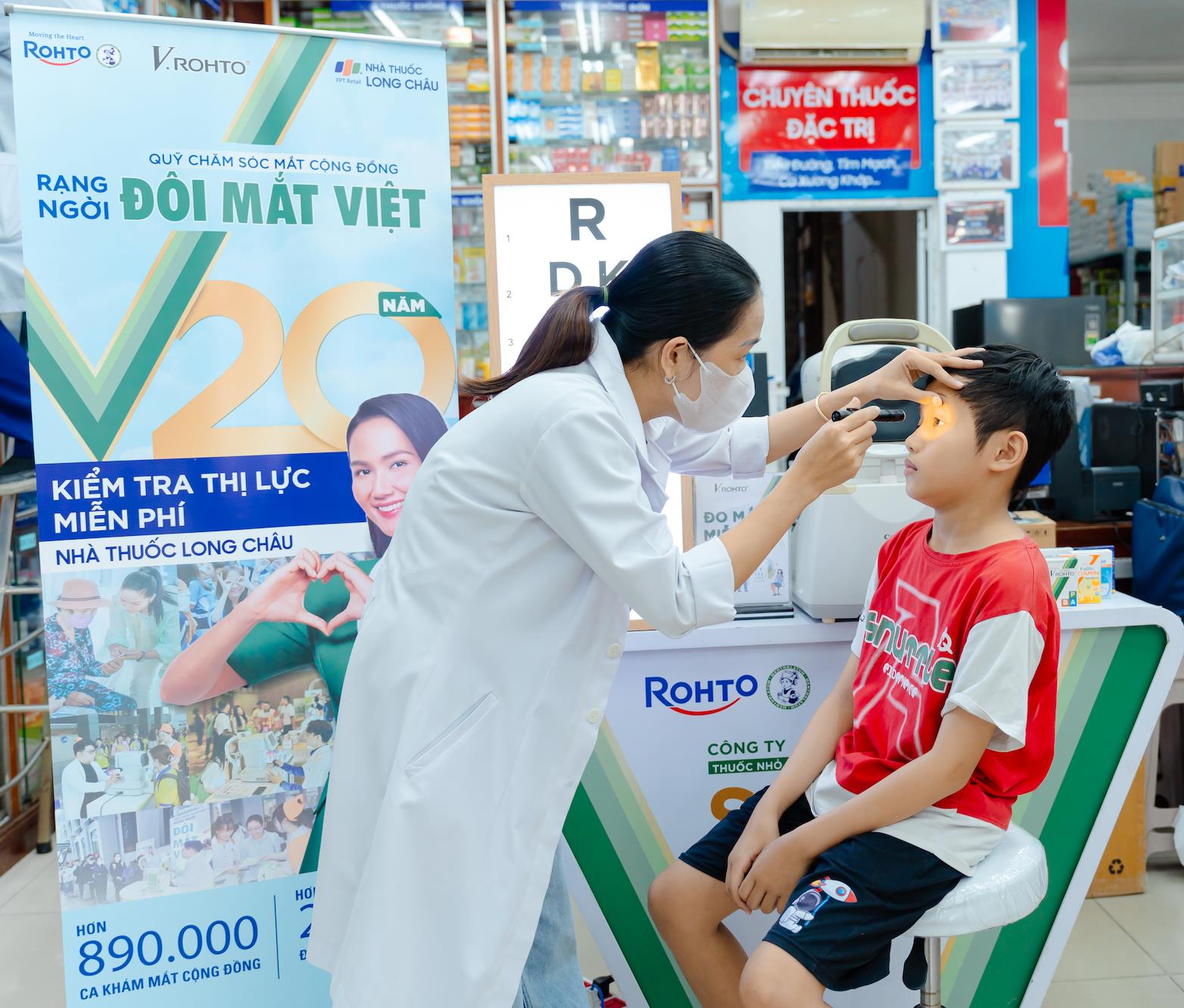 Long Châu và V.Rohto tầm soát thị lực miễn phí - Vì sức khỏe đôi mắt ...