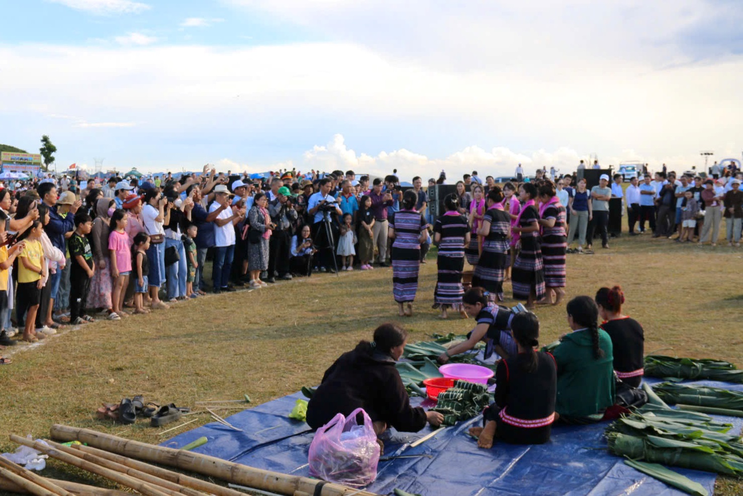 In Vietnam, remote meadow draws 6,000 visitors for cloud-watching festival- Ảnh 4. In Vietnam, remote meadow draws 6,000 visitors for cloud-watching festival- Ảnh 4.