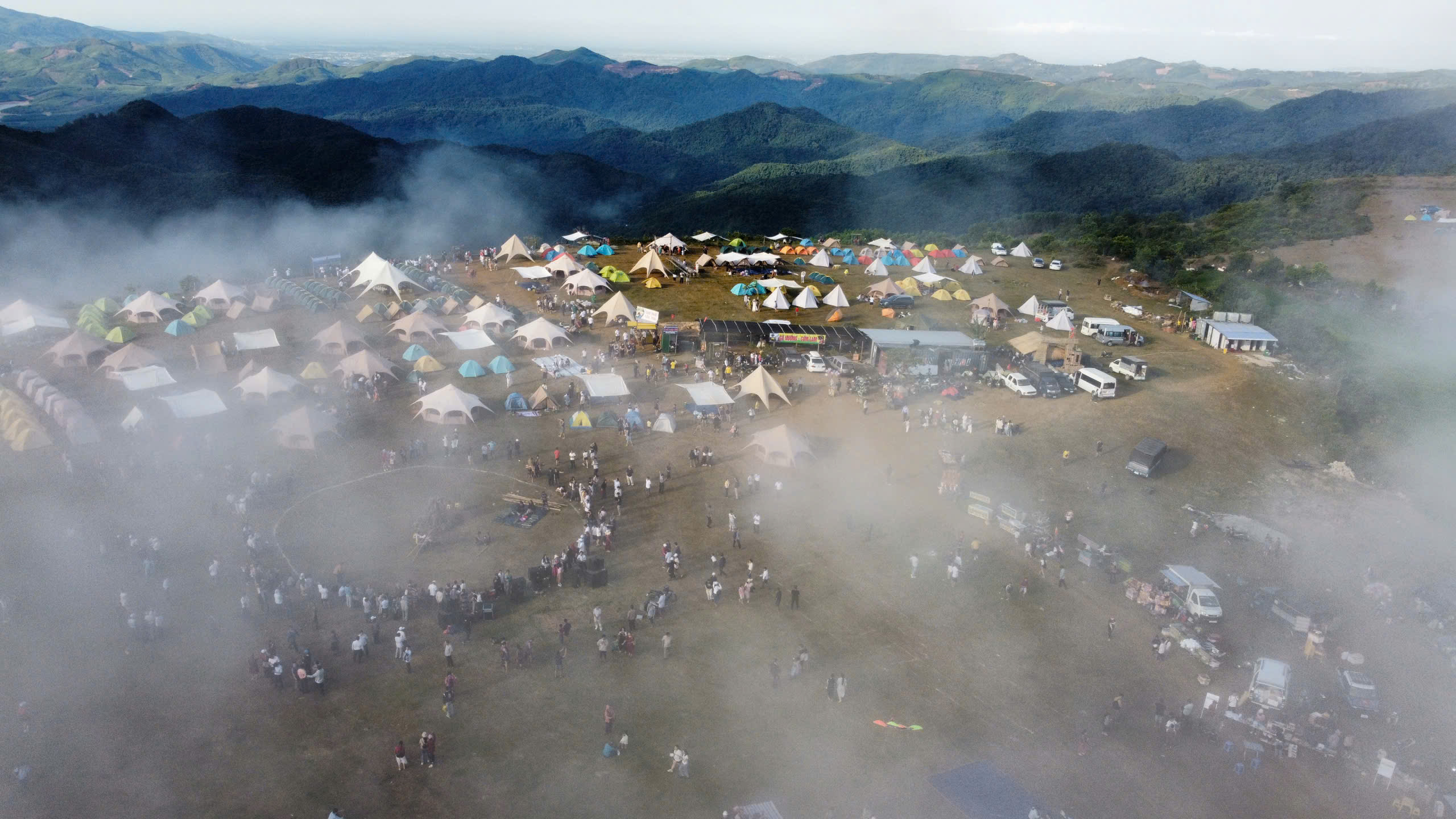 In Vietnam, remote meadow draws 6,000 visitors for cloud-watching festival- Ảnh 2. In Vietnam, remote meadow draws 6,000 visitors for cloud-watching festival- Ảnh 2.