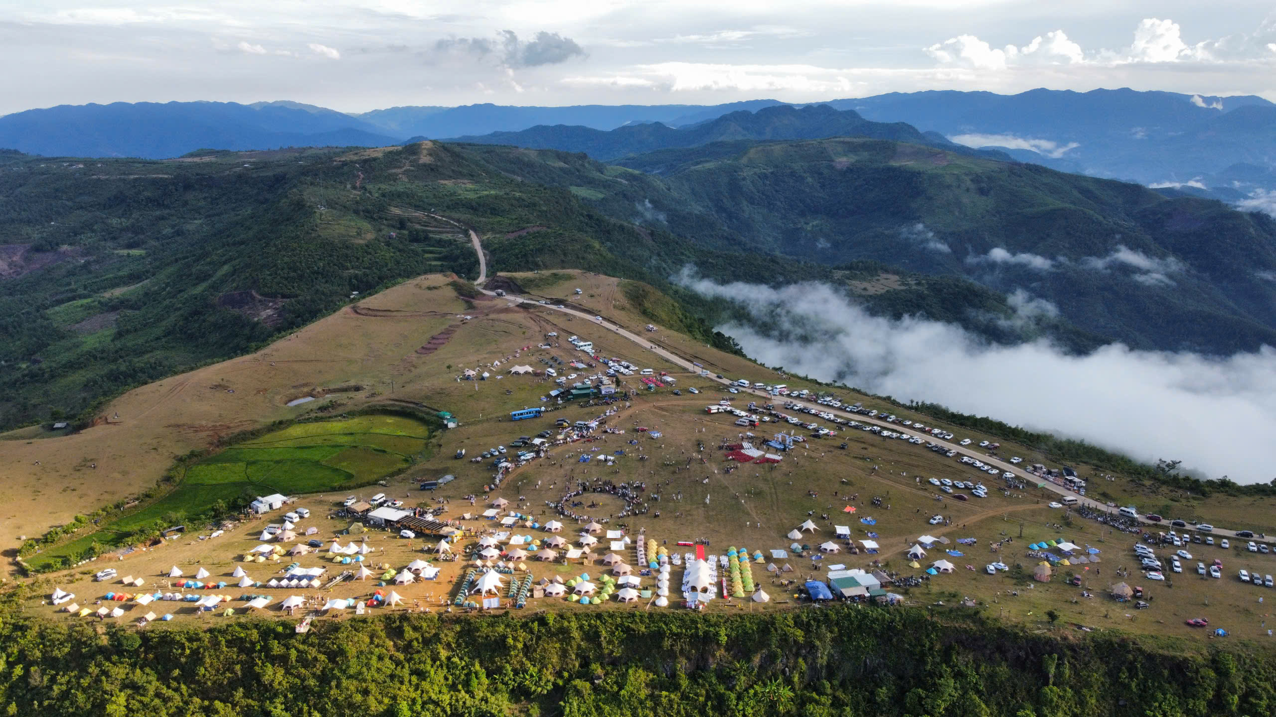In Vietnam, remote meadow draws 6,000 visitors for cloud-watching festival- Ảnh 1. In Vietnam, remote meadow draws 6,000 visitors for cloud-watching festival- Ảnh 1.
