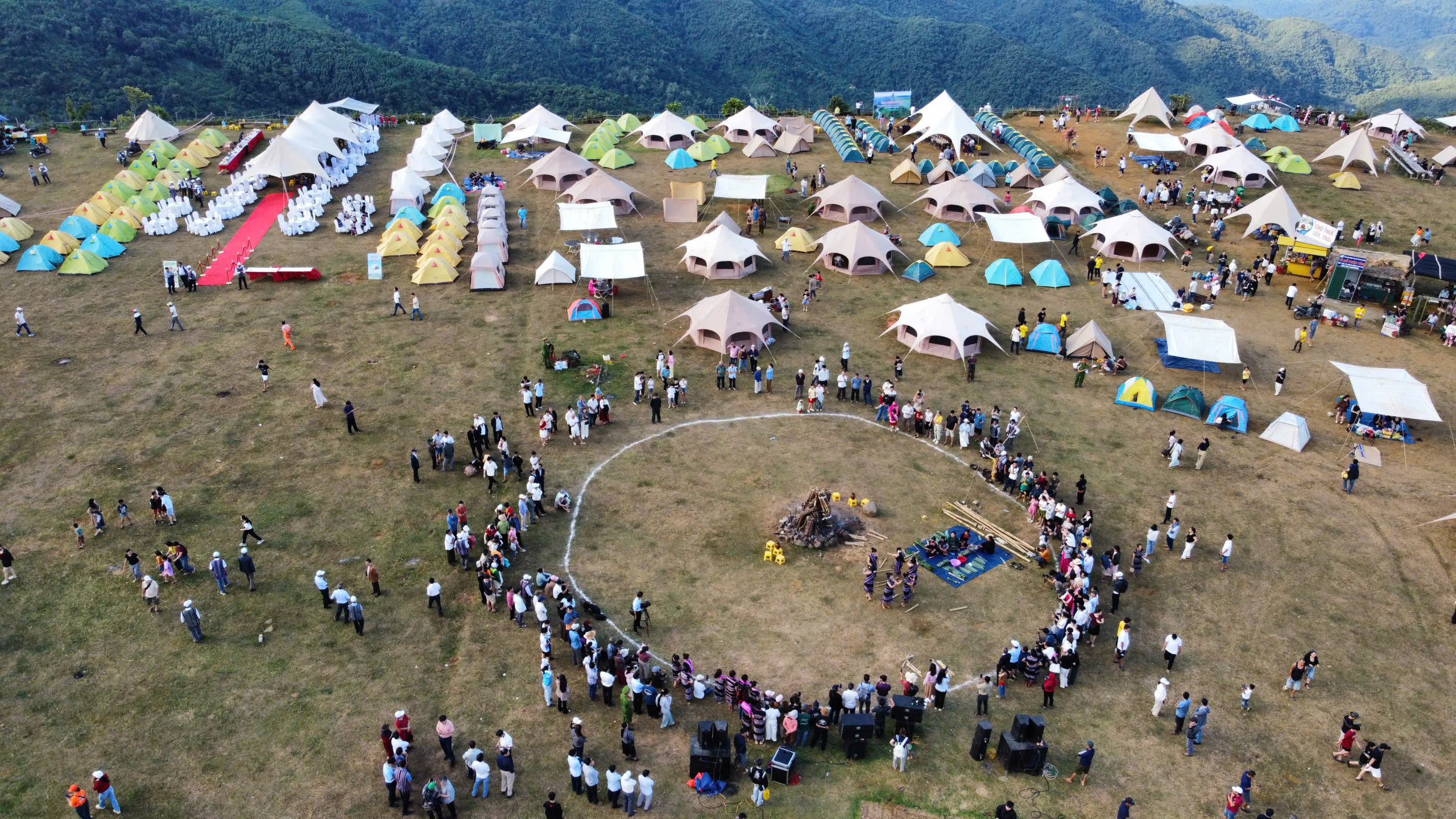 In Vietnam, remote meadow draws 6,000 visitors for cloud-watching festival- Ảnh 5. In Vietnam, remote meadow draws 6,000 visitors for cloud-watching festival- Ảnh 5.