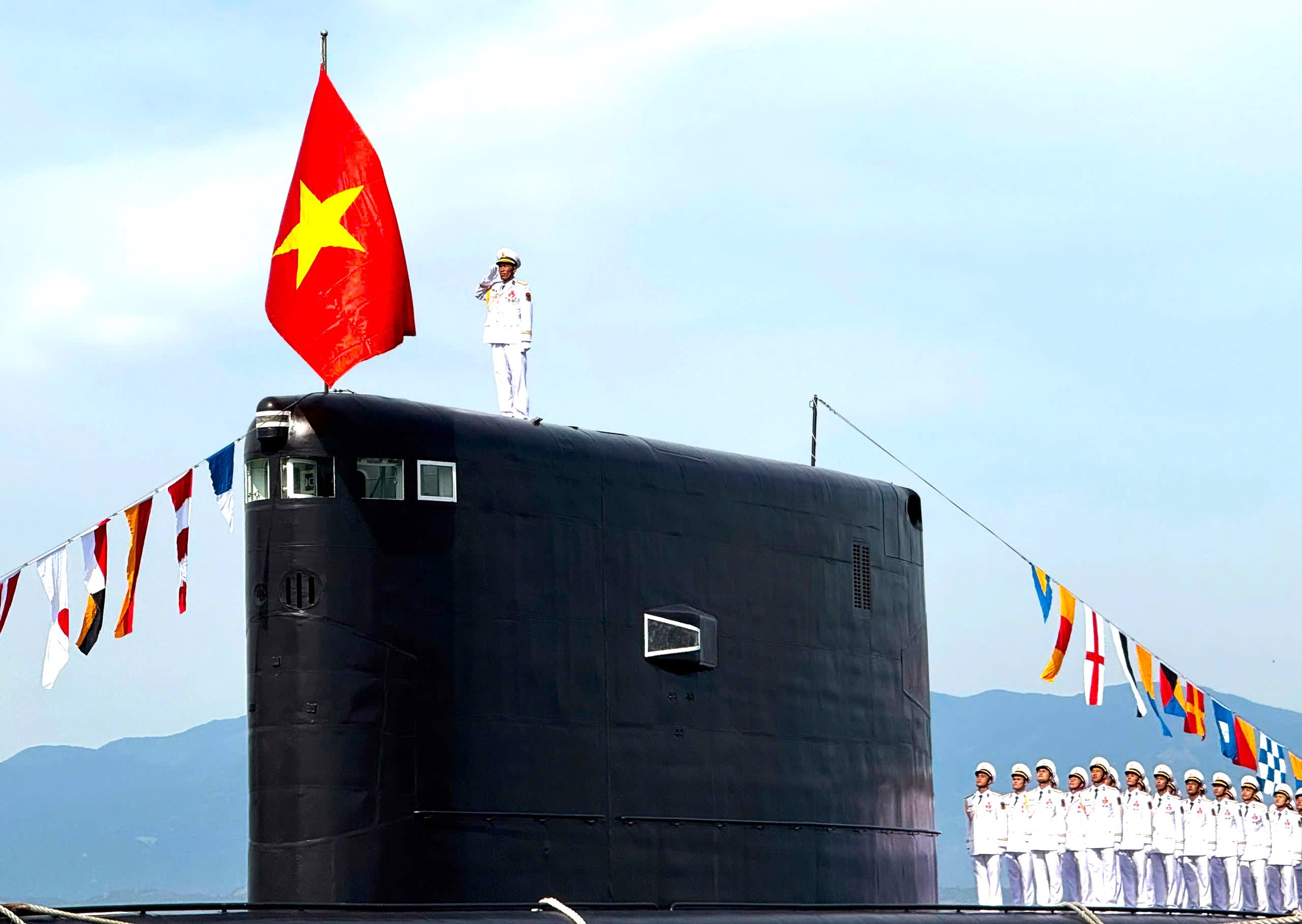 Luyện tập diễu binh lực lượng vũ trang trên biển Cam Ranh - Khánh Hòa - Ảnh 1.