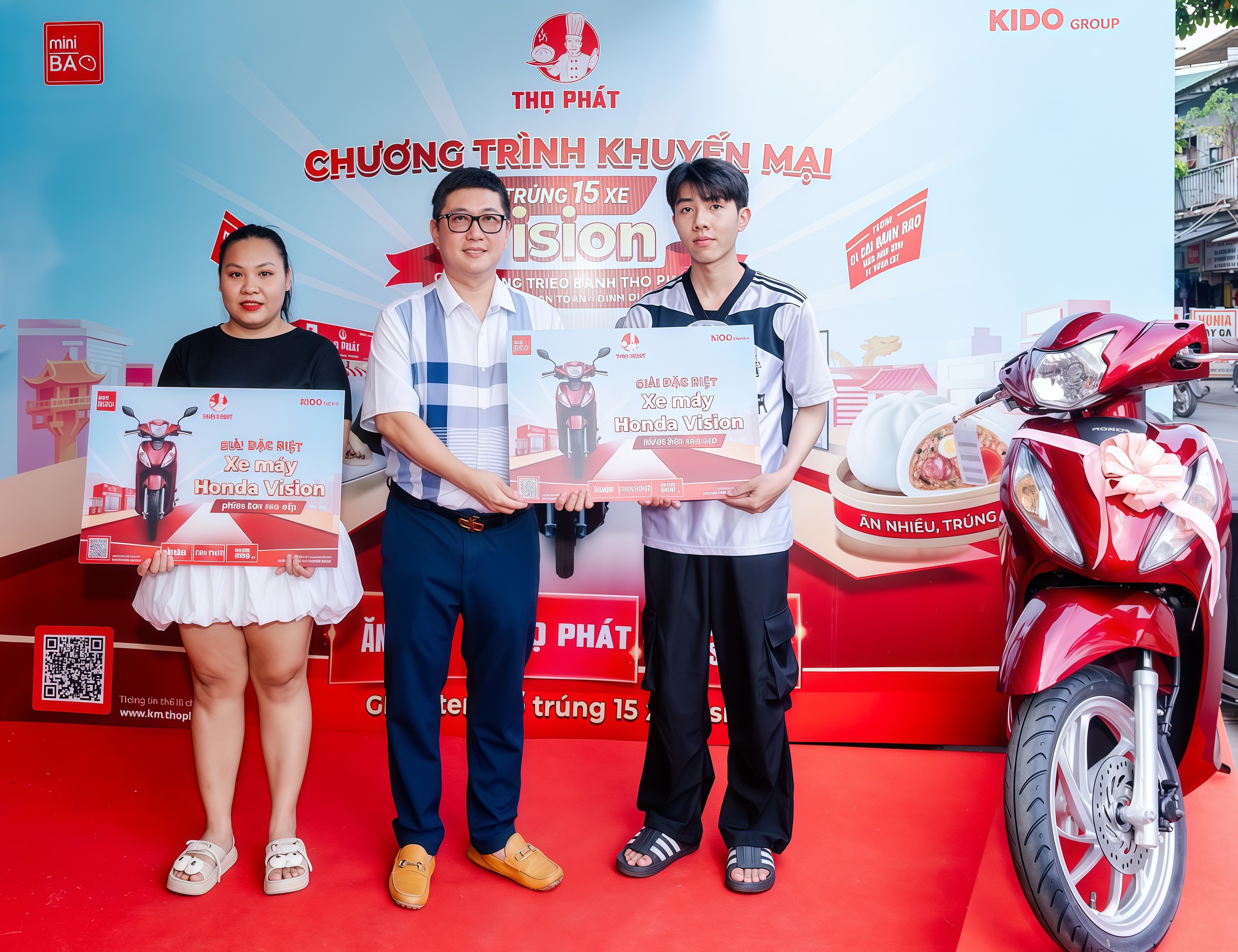 Bánh bao Thọ Phát trao xe Vision cho khách hàng trúng thưởng - Ảnh 1.