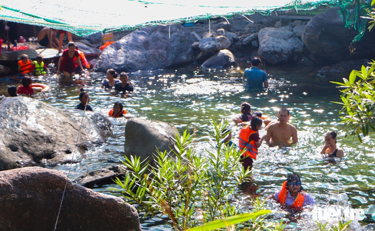 Da Nang residents escape heat at mountain streams- Ảnh 1.