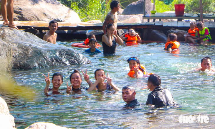 Da Nang residents escape heat at mountain streams- Ảnh 3.