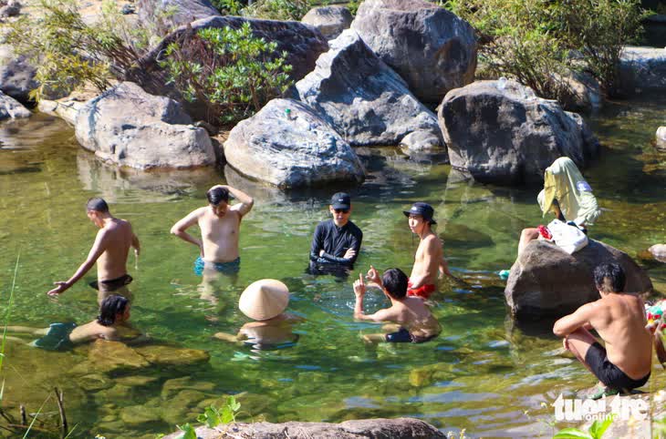 Da Nang residents escape heat at mountain streams- Ảnh 4.