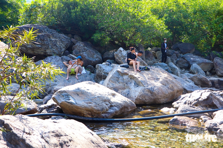 Da Nang residents escape heat at mountain streams- Ảnh 6.