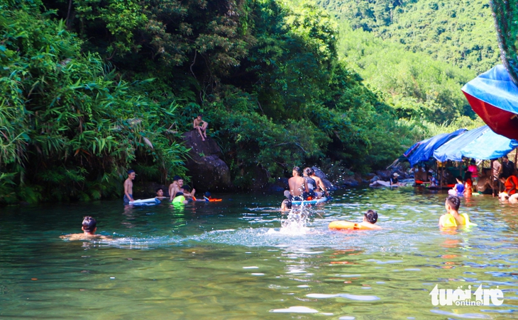 Da Nang residents escape heat at mountain streams- Ảnh 8.