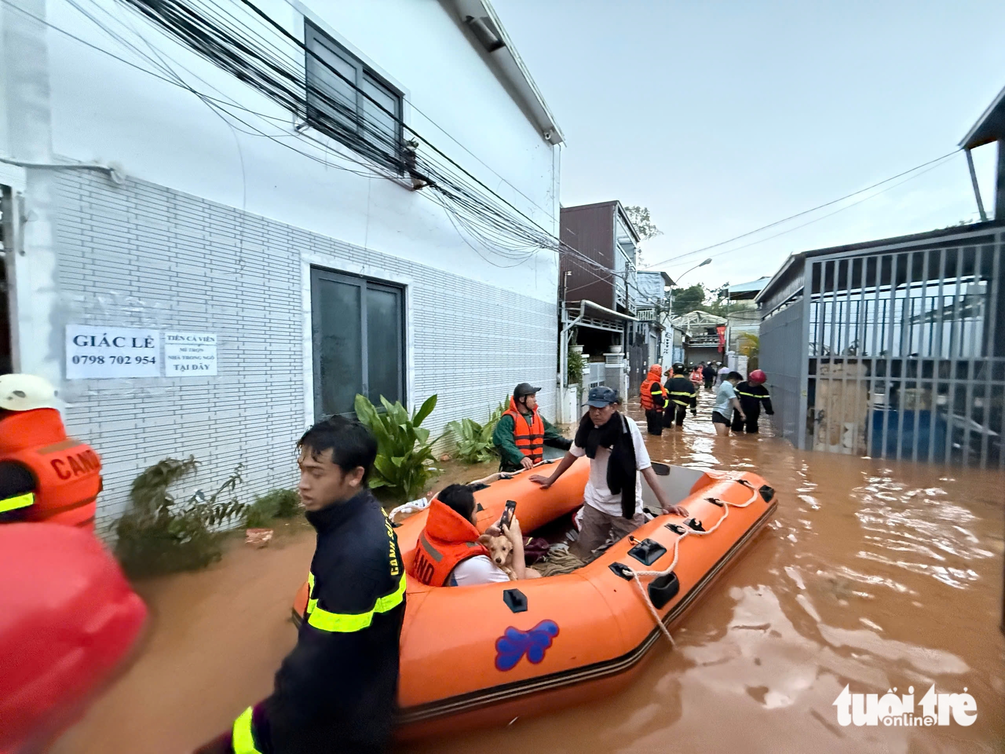 Đà Lạt ngập sâu sau mưa lớn, hàng trăm người phải sơ tán - Ảnh 1.