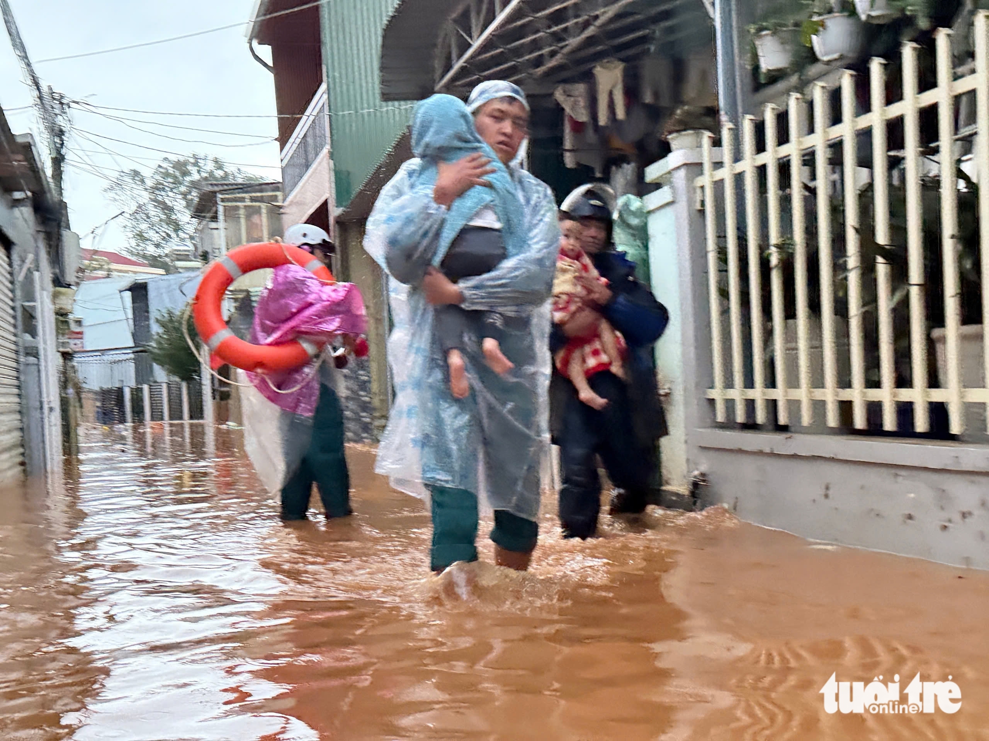 Đà Lạt ngập sâu sau mưa lớn, hàng trăm người phải sơ tán - Ảnh 4.