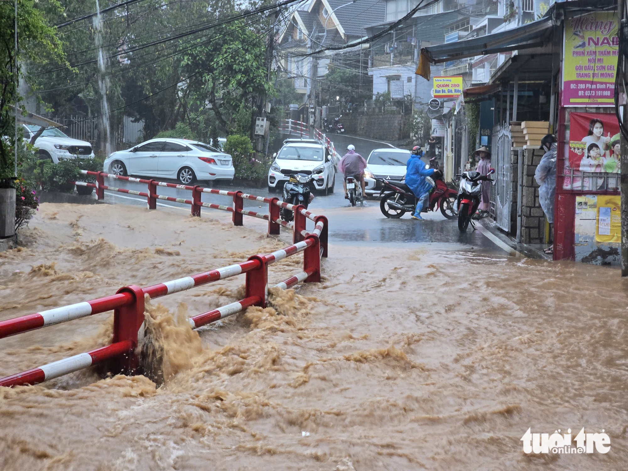 Đà Lạt ngập sâu sau mưa lớn, hàng trăm người phải sơ tán - Ảnh 5.