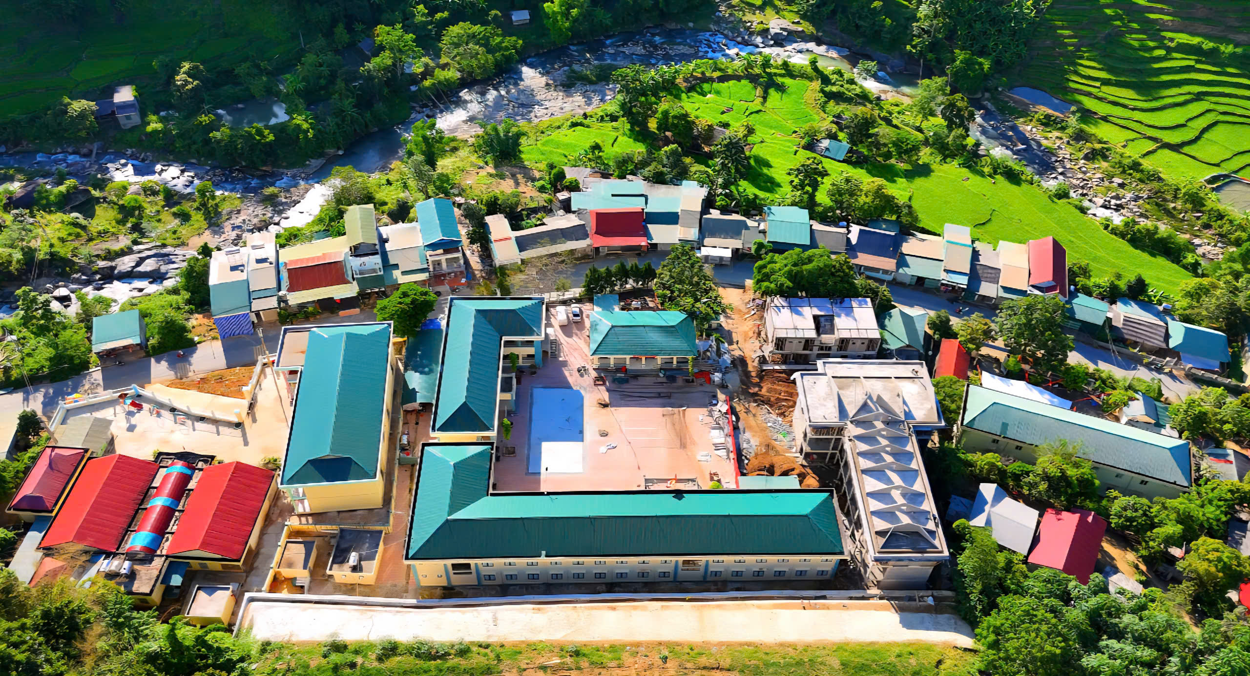 Trường đẹp nhất vùng biên giới chuẩn bị năm học mới - Ảnh 1.