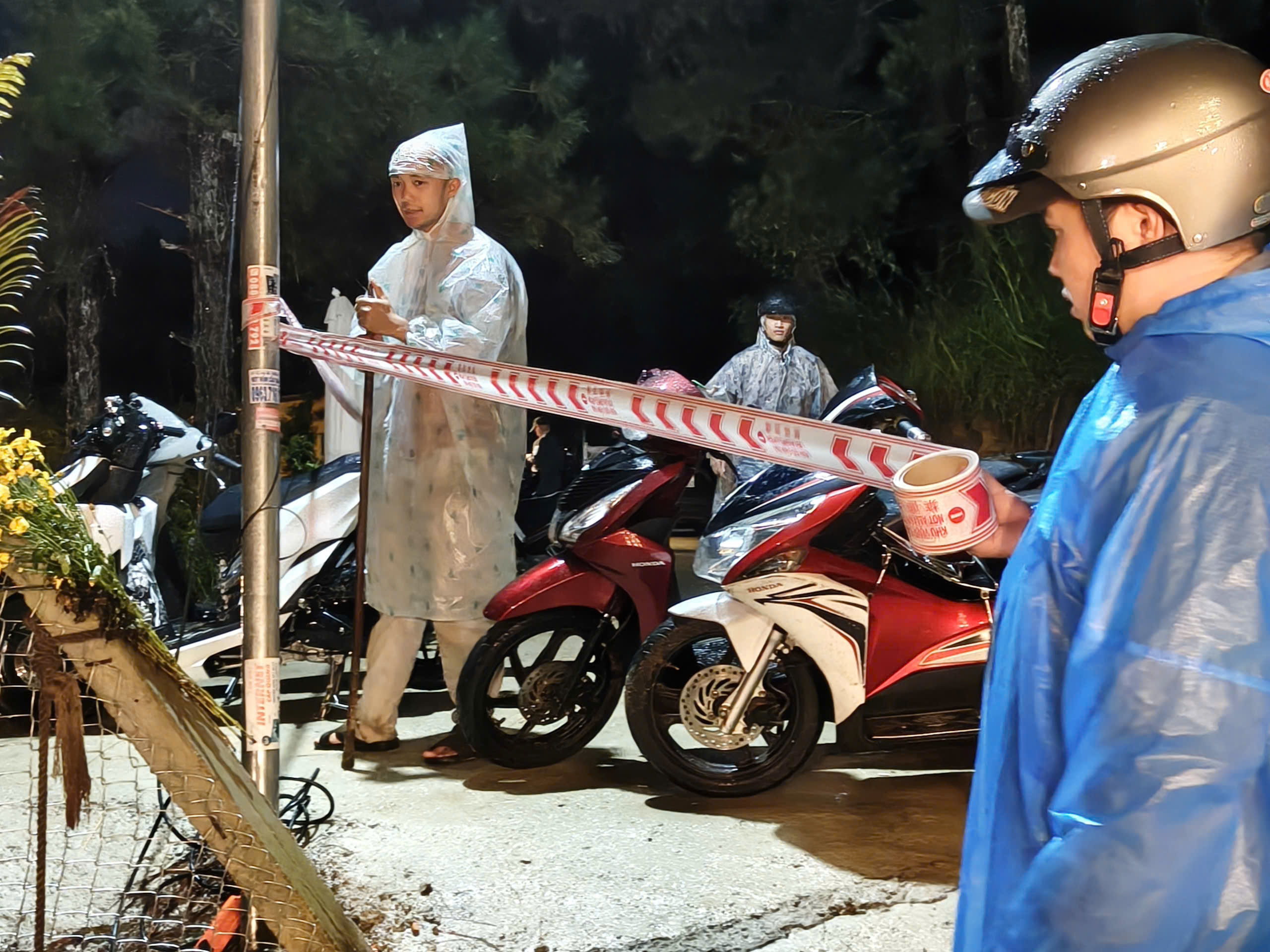 Sạt lở đất trong mưa lớn tại Đà Lạt, 2 người chết - Ảnh 1.
