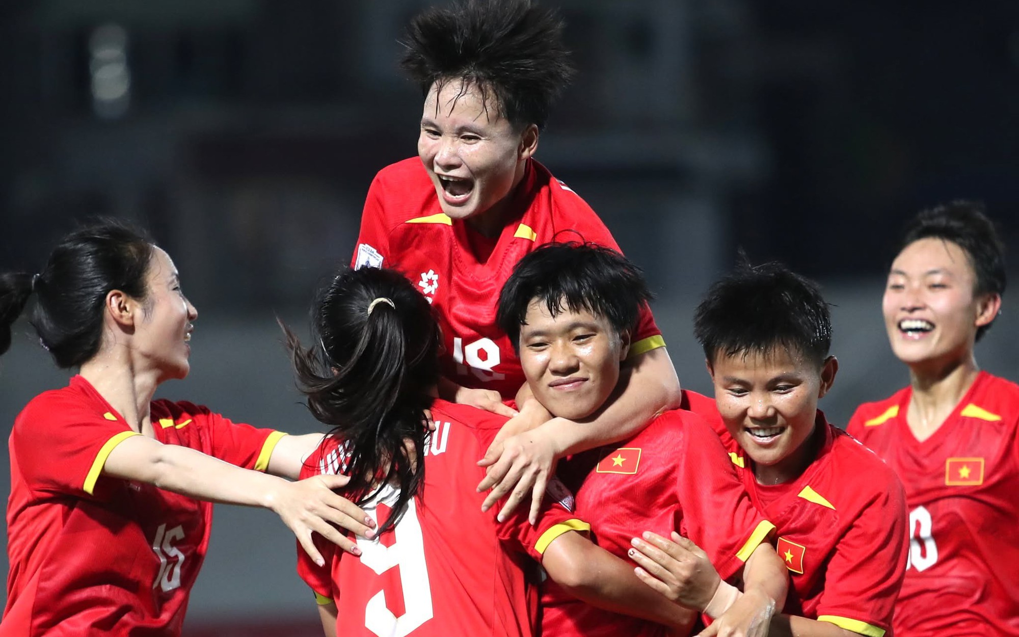 Video tiền vệ U23 Úc cho tuyển nữ Việt Nam 'hít khói' khi đua tốc độ - Ảnh 1.