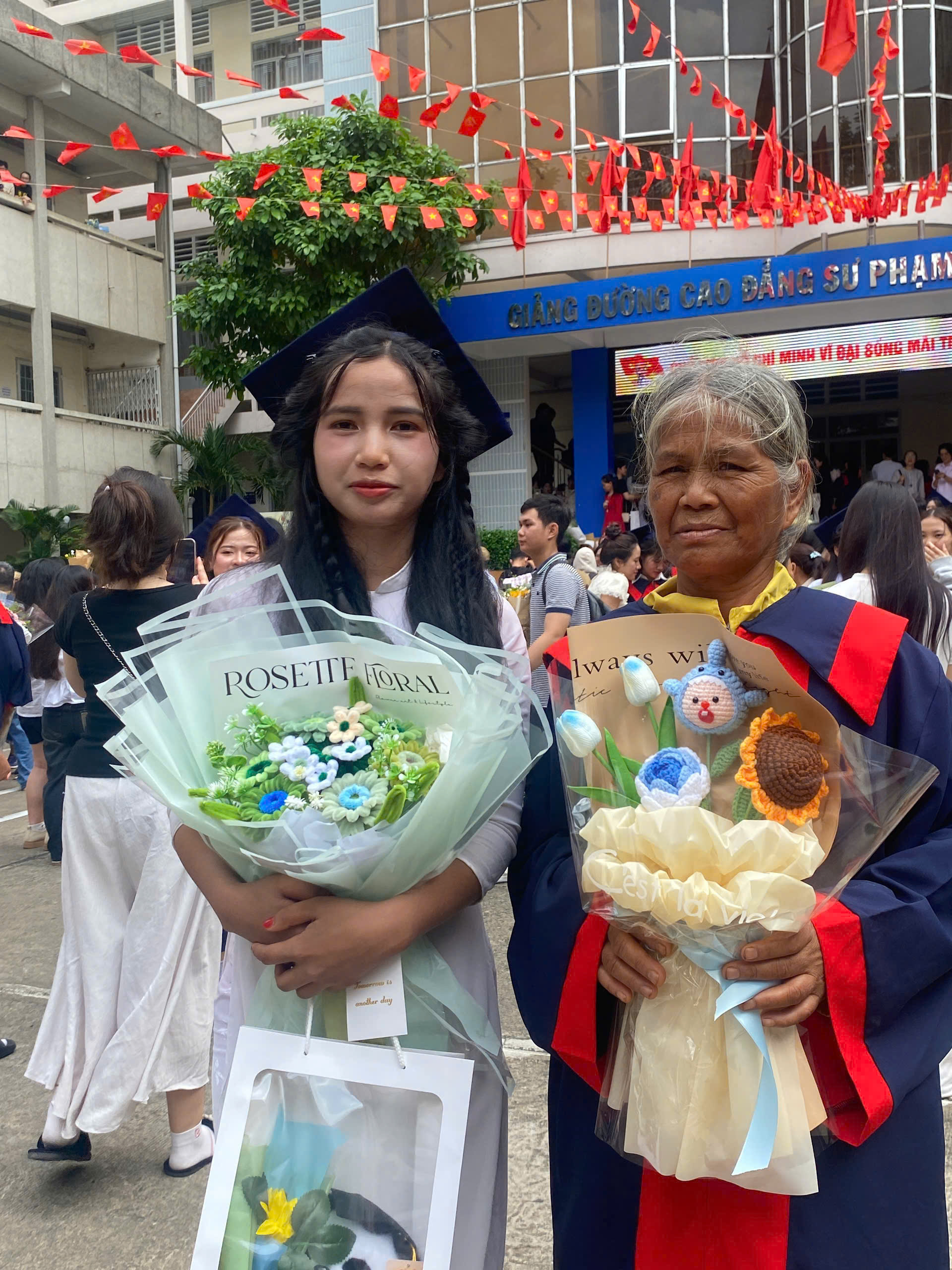 Siswi ini tiba-tiba menjadi terkenal gara-gara klip dirinya mengenakan toga wisuda milik ibunya - Foto 1. tốt nghiệp - Ảnh 1.