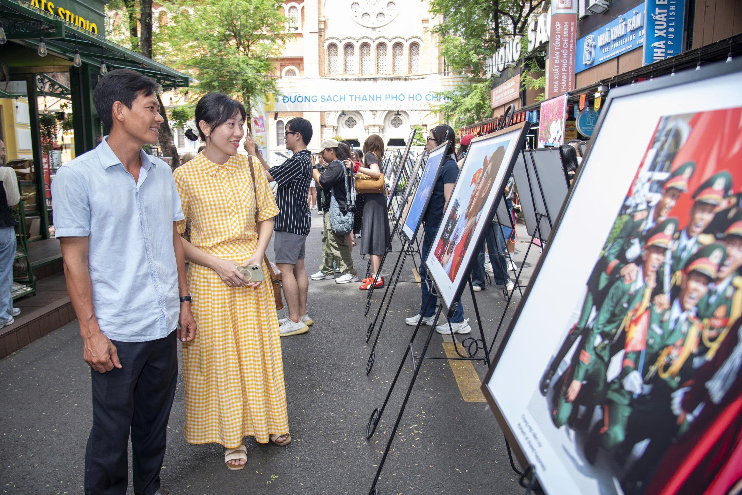 Atmosfæren under feiringen 30. april sett fra fotograf Tran The Phongs perspektiv – Bilde 2. Trần Thế Phong - Ảnh 2.