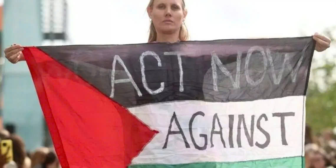 Người mẫu biểu tình trên catwalk; Madonna cầu xin Giáo hoàng Leo XIV cứu đói trẻ em ở Gaza - Ảnh 1. Người mẫu biểu tình trên catwalk, Madonna cầu xin Giáo hoàng cứu đói trẻ em ở Gaza - Ảnh 1.