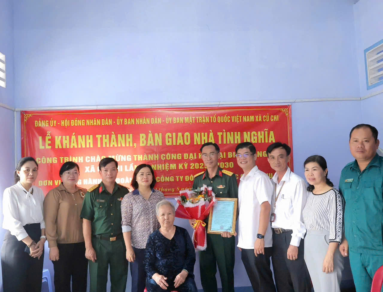 Bàn giao nhà tình nghĩa cho gia đình con liệt sĩ, mẹ Việt Nam anh hùng Nguyễn Thị Lắng- Ảnh 1. Bàn giao nhà tình nghĩa cho gia đình mẹ Việt Nam Anh hùng Nguyễn Thị Lắng - Ảnh 1.