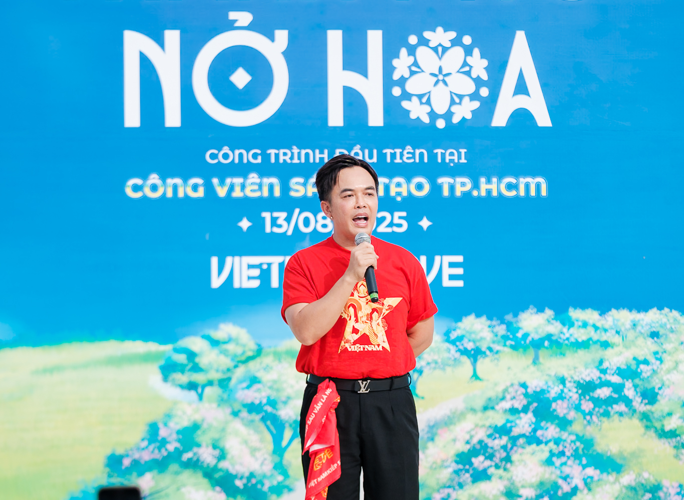 Ho Ngoc Ha, Ngoc Chau og Le Hoang Phuong planter kongelige poinciana-trær i Creative Park - Foto 2. Hồ Ngọc Hà - Ảnh 2.