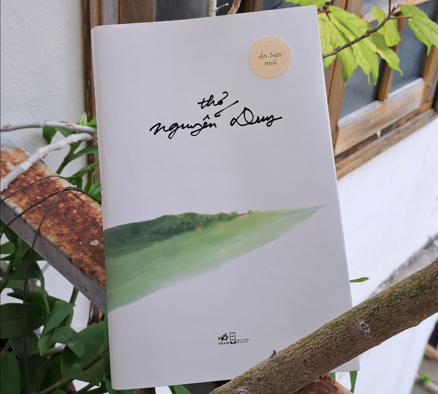 Đọc lại Ánh trăng, Ngồi buồn nhớ mẹ ta xưa trong ấn bản mới nhất của tập thơ Nguyễn Duy - Ảnh 1. Đọc lại Ánh trăng, Ngồi buồn nhớ mẹ ta xưa trong 'Thơ Nguyễn Duy' - Ảnh 1.