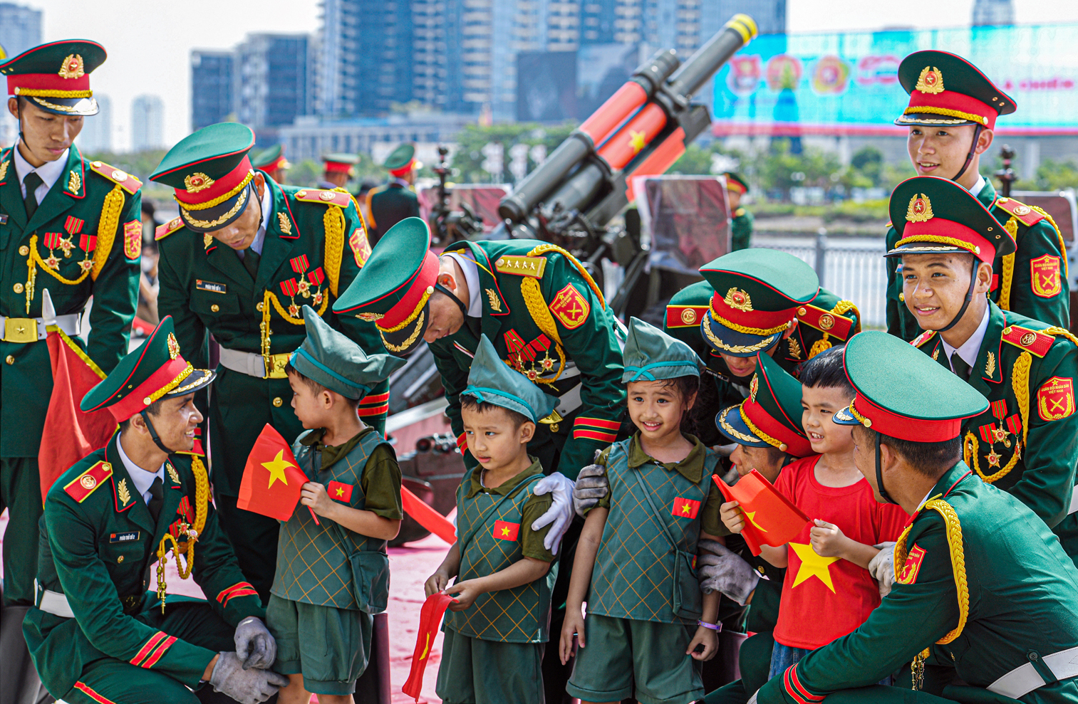 Atmosfæren under feiringen 30. april sett fra fotograf Tran The Phongs perspektiv – Bilde 4. Trần Thế Phong - Ảnh 4.