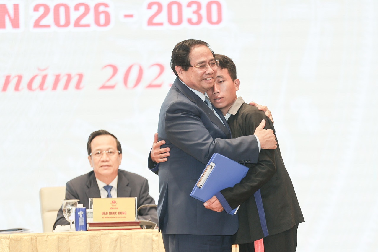 Thủ tướng Phạm Minh Chính động viên Trưởng bản Mùa A Thi cứu 90 người thoát khỏi lũ quét, sạt lở - Ảnh 1.
