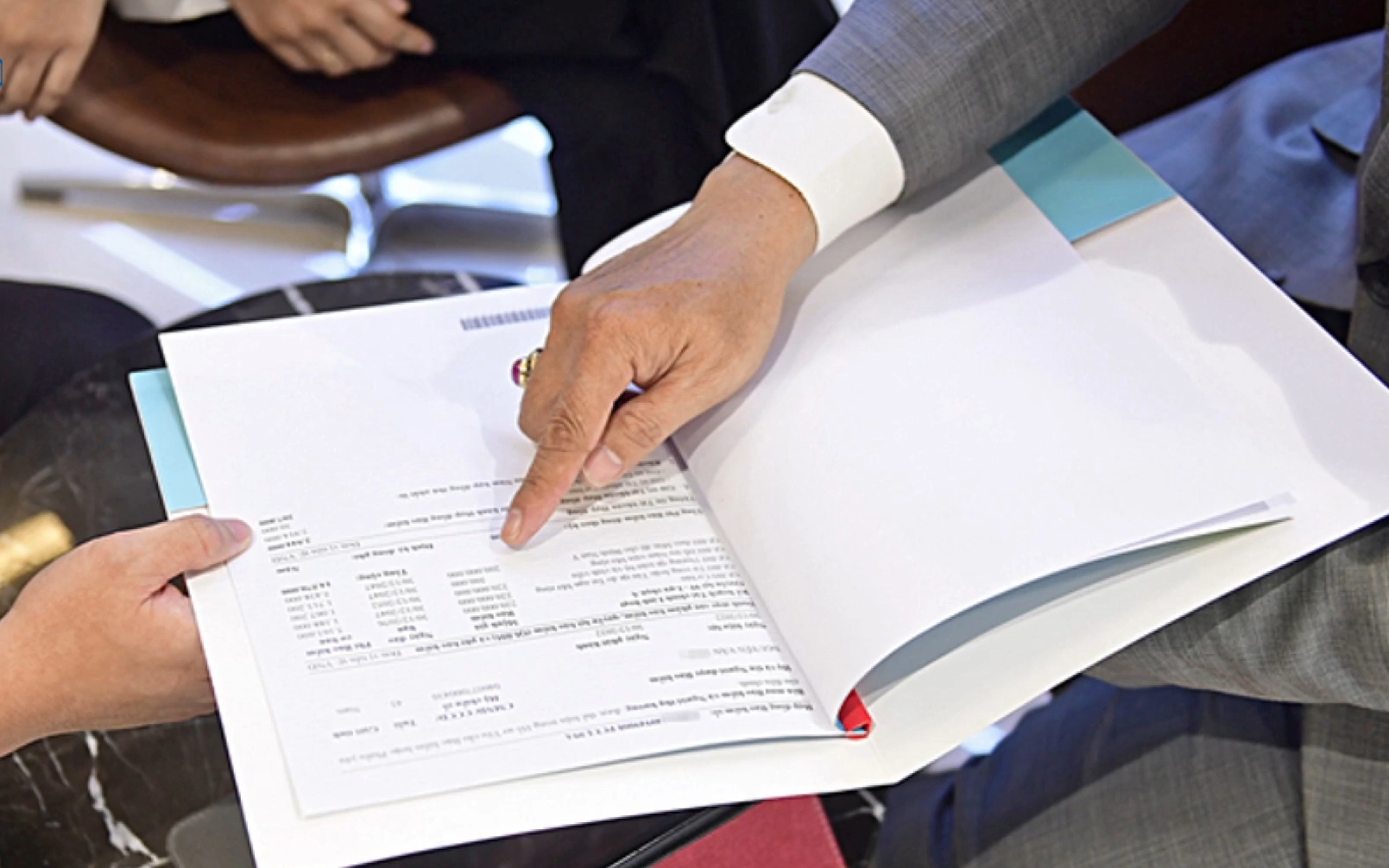 Xét xử vụ tranh chấp gửi tiết kiệm tại SCB, được nhân viên giới thiệu mua bảo hiểm - Ảnh 1.