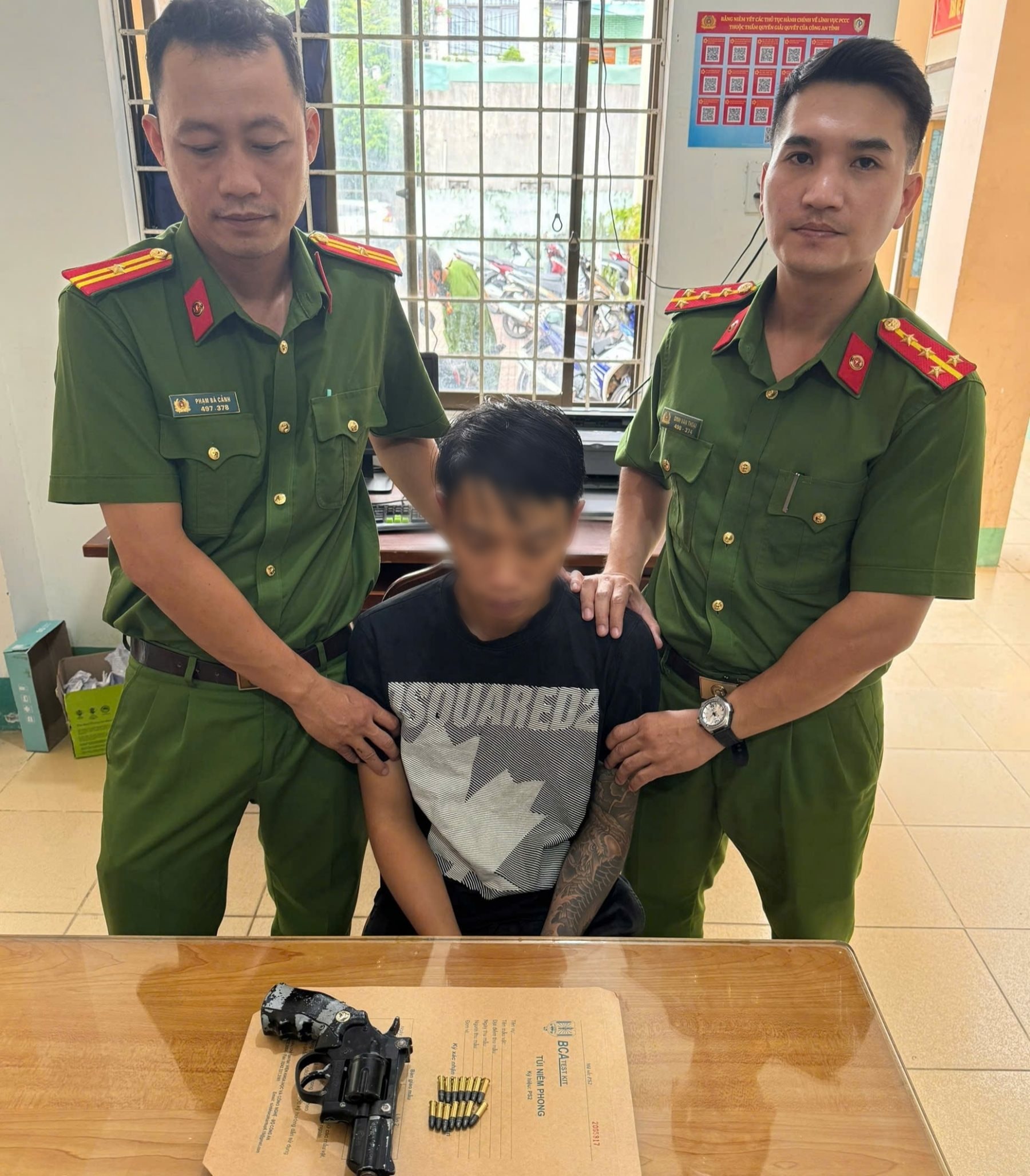 Bắt người trốn thi hành án tù, thu súng đạn trong phòng ngủ - Ảnh 1.