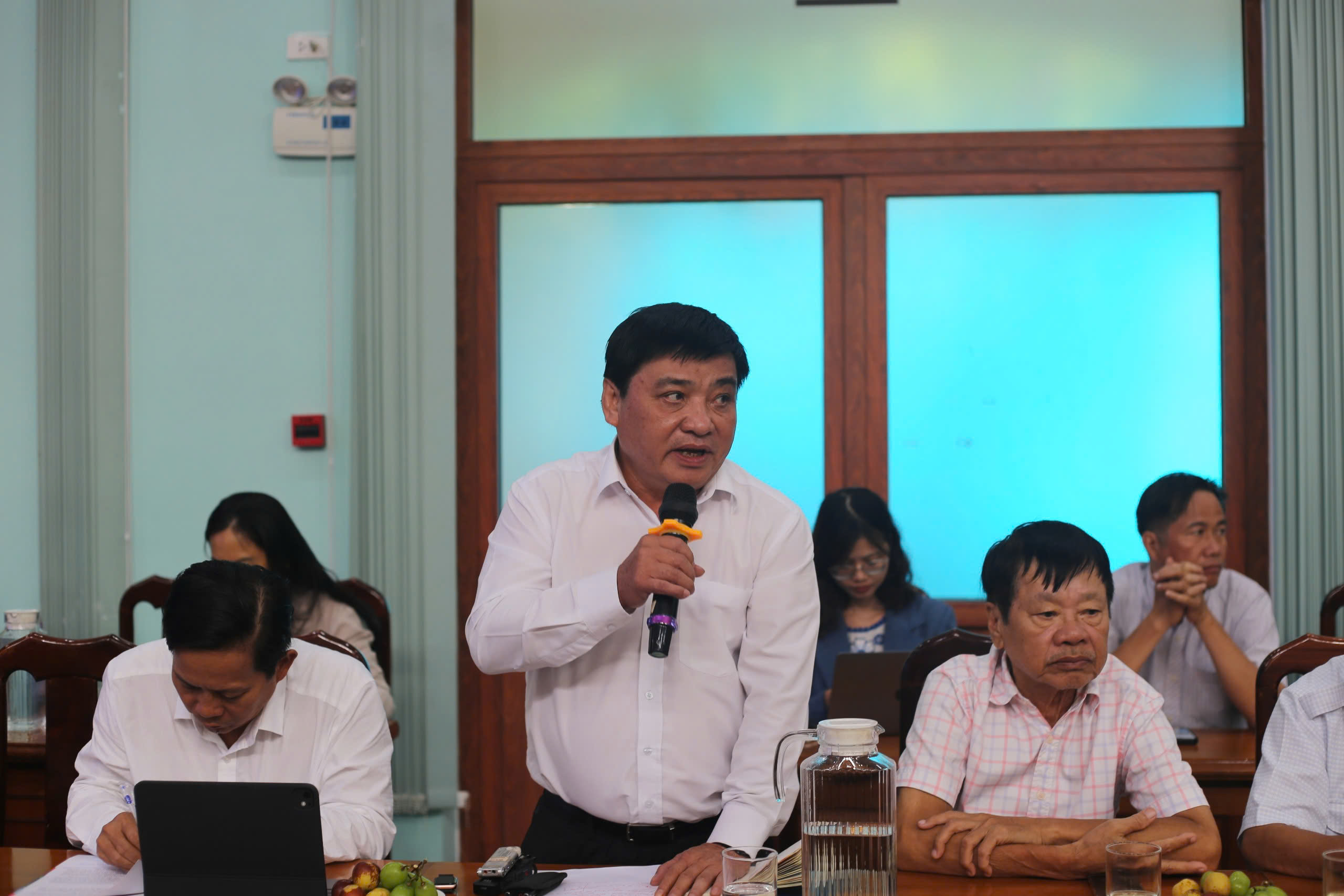 Lãnh đạo, người làm báo tiêu biểu góp ý dự thảo báo cáo chính trị Đại hội Đảng bộ TP.HCM - Ảnh 3.