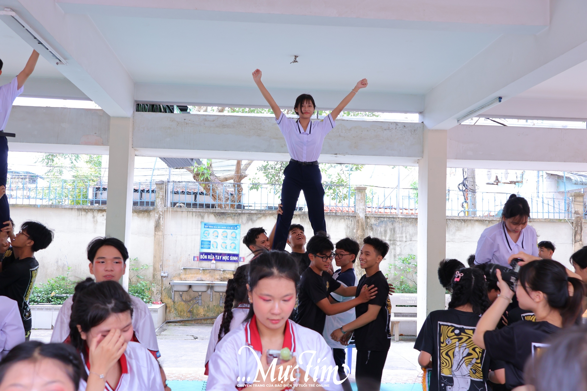 Học sinh lớp 10 Trường THPT Lý Thường Kiệt thích thú trước màn chào sân của các câu lạc bộ trường - Ảnh 12.