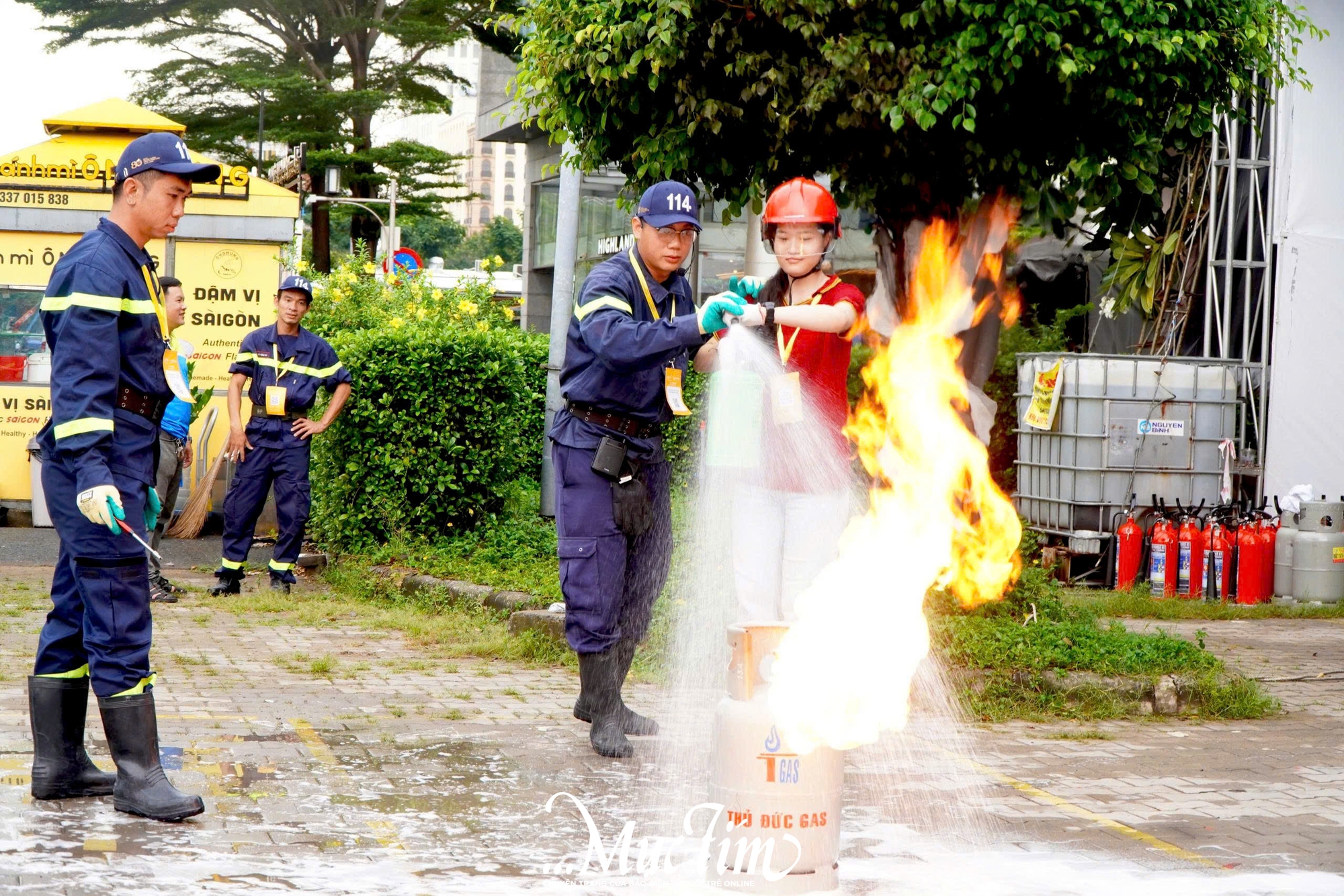 Trải nghiệm thử thách 'nghẹt thở' tại triển lãm phòng cháy, chữa cháy- Ảnh 1.