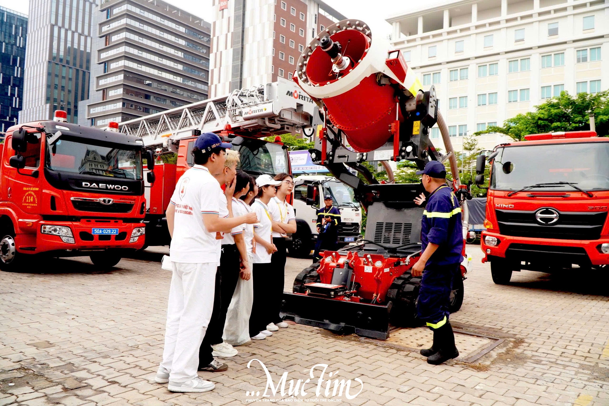 Trải nghiệm thử thách 'nghẹt thở' tại triển lãm phòng cháy, chữa cháy- Ảnh 2.